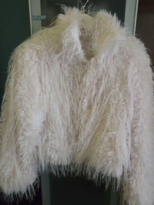 Бяло пухкаво палто