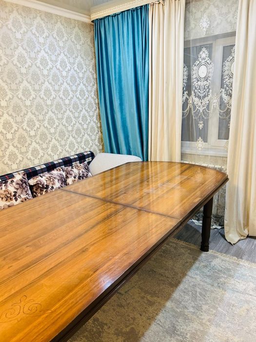 Стол для гостинного