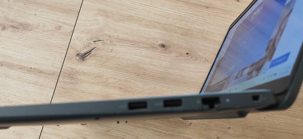 Мощен лаптоп Dell Latitude 3540 с 10-ядрен Core i5-1335U и 15.6'' FHD 8GB DDR4/256 GB SSD 54Wh Windows 11, без Web камера