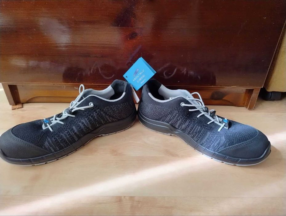 Чисто нови работни обувки със защитно бомбе отпред