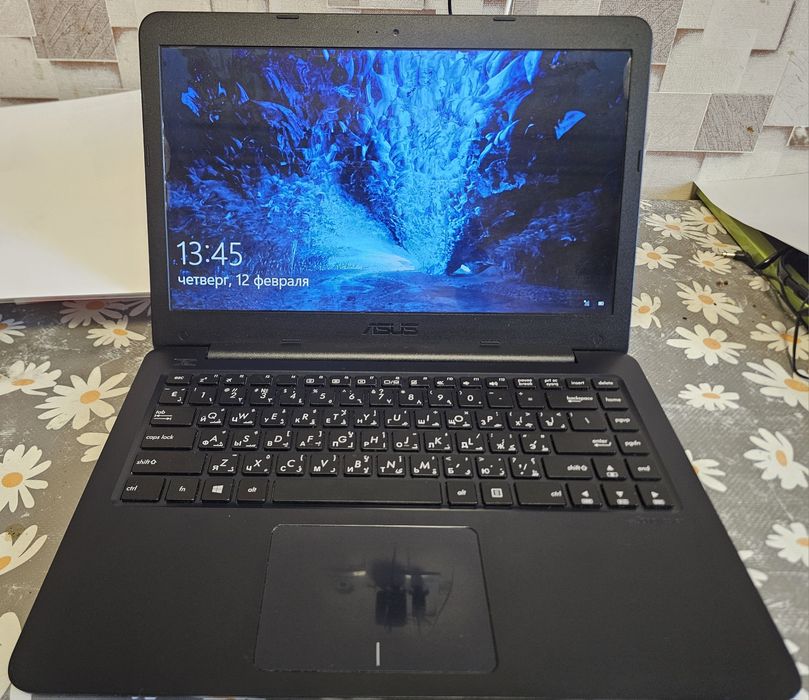 Компактный ASUS VivoBook E402YA