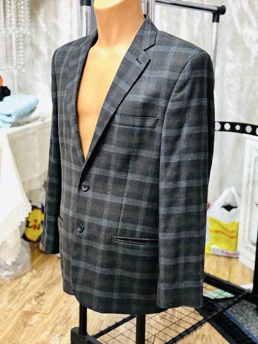 Sacou din carouri impecabil și elegant