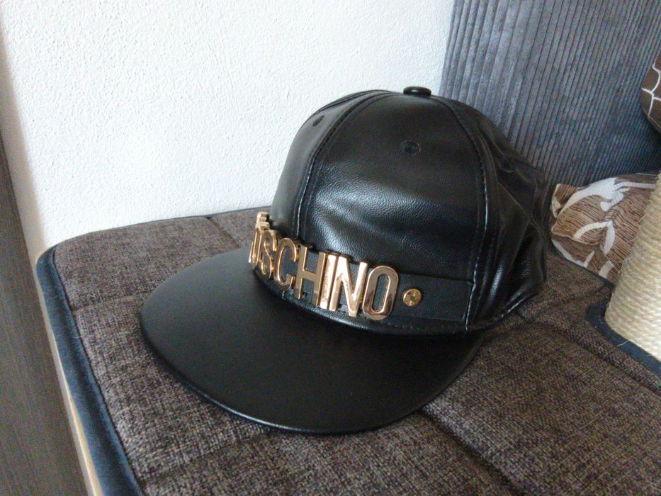 Șapcă cu litere metalice aurii-Moschino