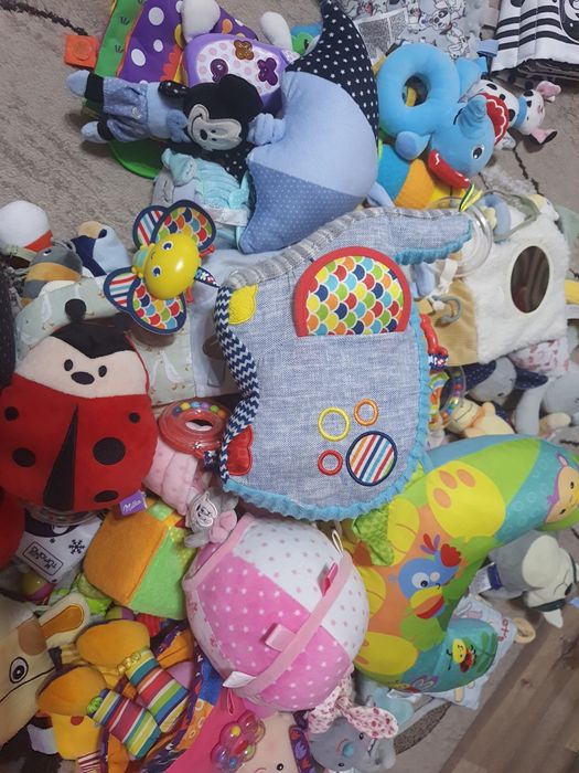 Vând lot jucarii bebe