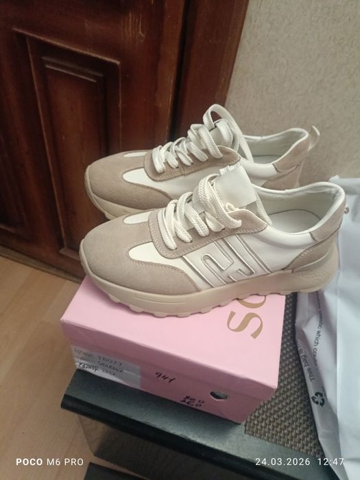 Кроссовки  женские