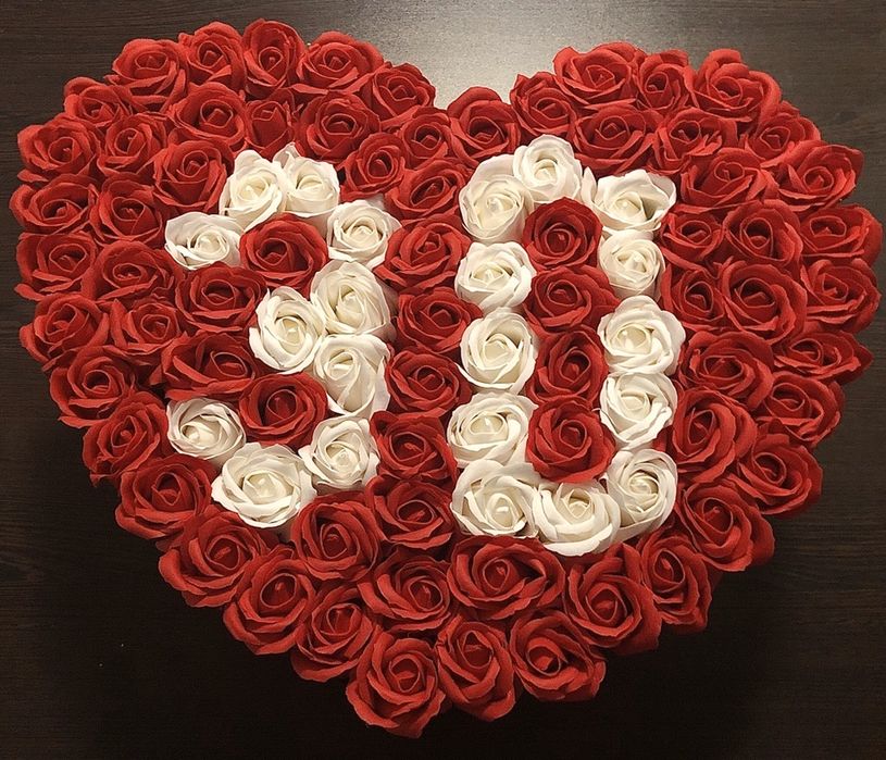 Cutie in forma de inima cu varsta din trandafiri de sapun la comanda