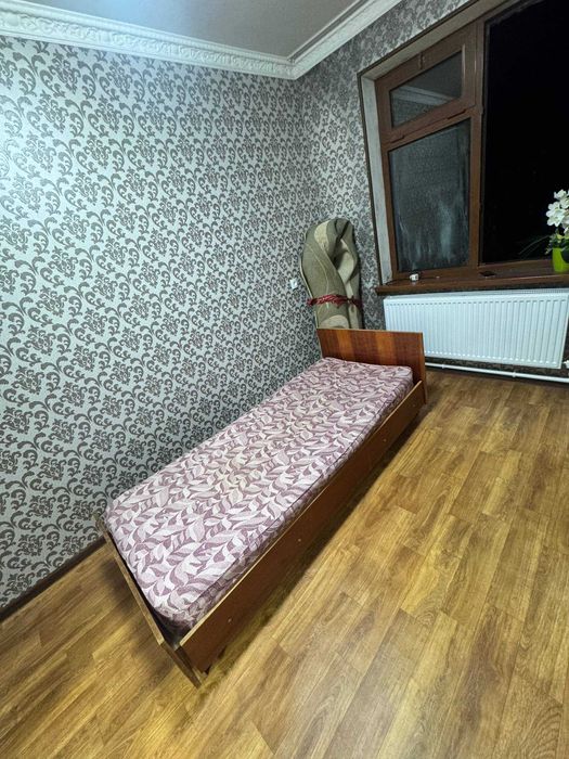 Продаётся односпальная кровать с матрасом