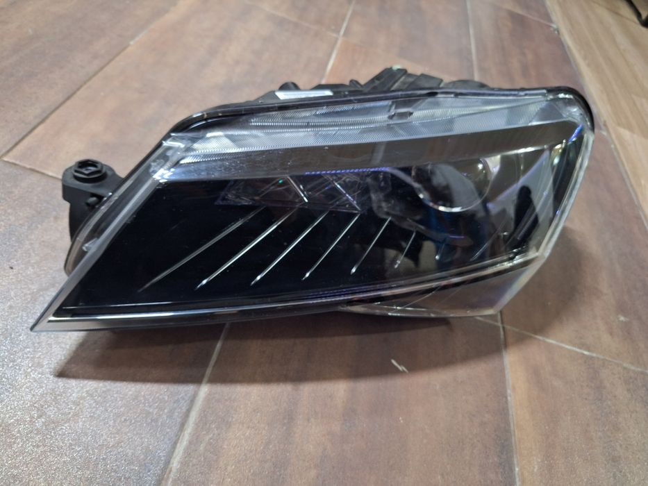 Ляв биксенонов  фар шкода супърб 3 оригинален 3v1.941.015.b.