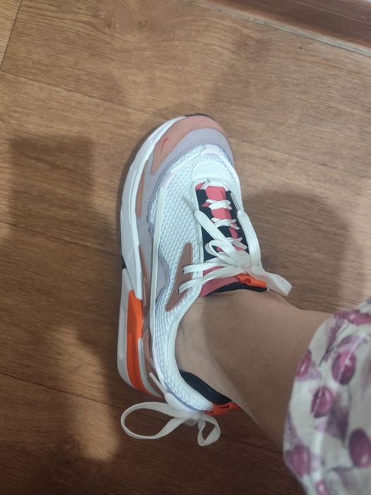 Продам новые кроссовки