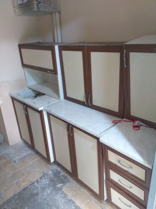 Kuxiniy mebel sotiladi