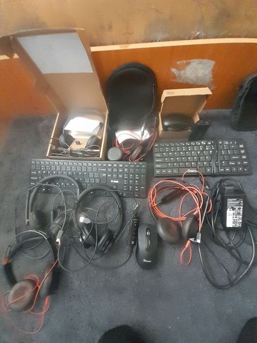Vând căști tastatura incarcator