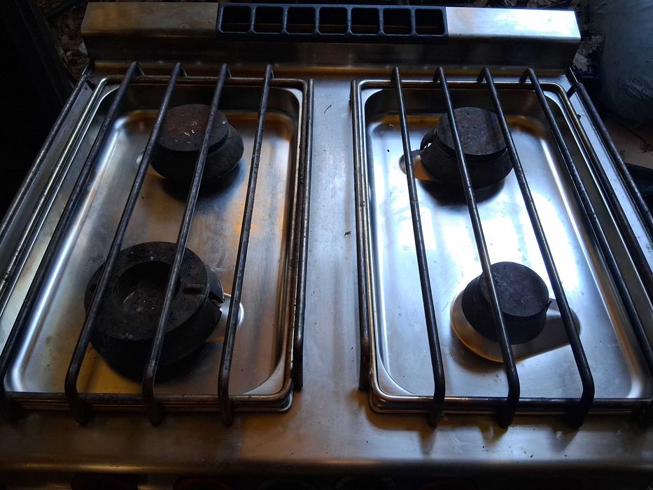 ПРОФЕСИОНАЛНА ПЕЧКА НА ГАЗ (фирна на газ + 4 котлона на газ )