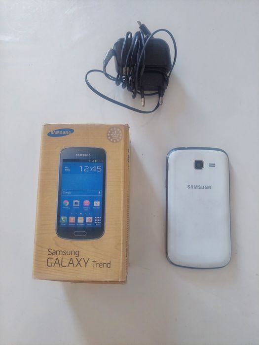 Мобильные телефоны и зарядки