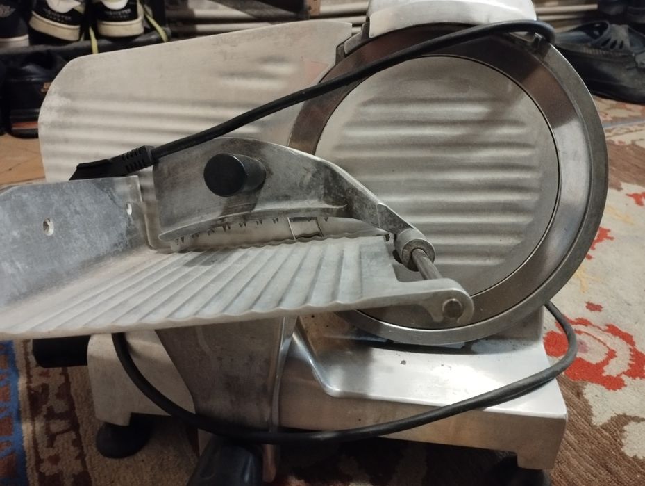 Продам ломтерезку (слайсер)