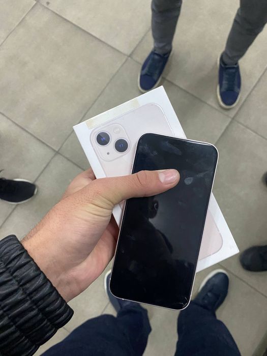 iPhone 13 с документами