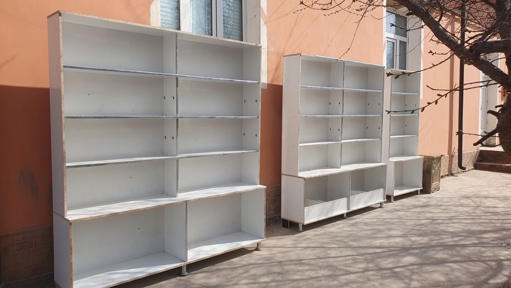 Dorixona yoki dukon uchun mebel sotiladi