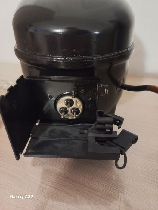 Компрессор от холодильника Индезит б/у .