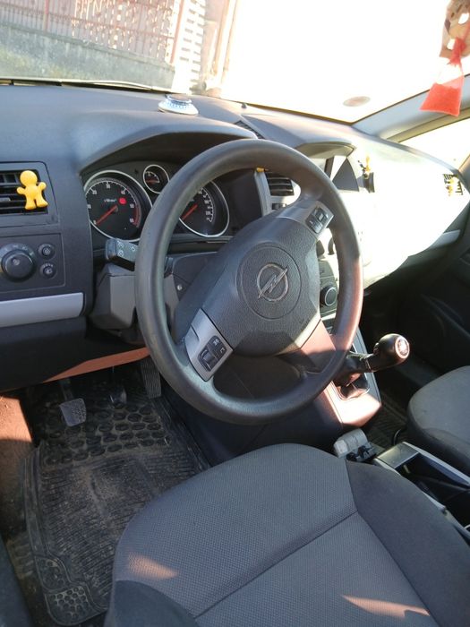 Vând Opel zafira