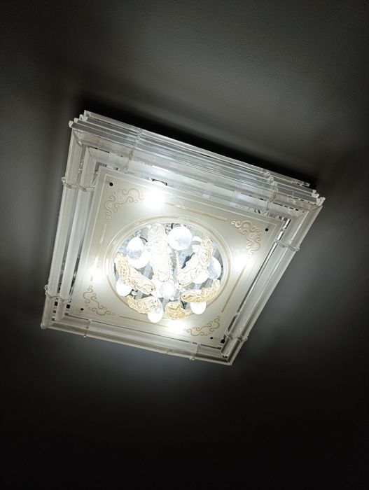 расмдаги люстралар сотилмокда