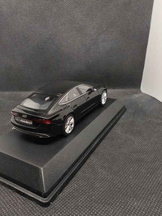 Machetă Audi A7 Sportback Negru 1:43 – iScale (Model de Reprezentanță), cu Plexiglas