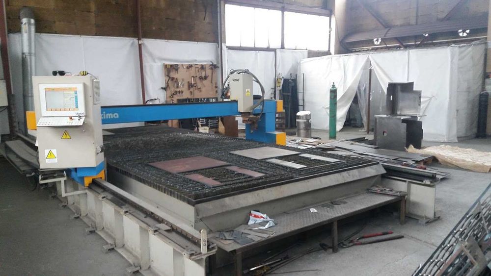 Продавам CNC Режеща машина VANAD PROXIMA 130А  ( Повърхност на рязане: 6 425 х 2 650 мм )тел:0888329965