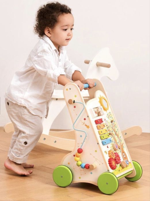 Дървен уокър / проходилка New Classic toys
