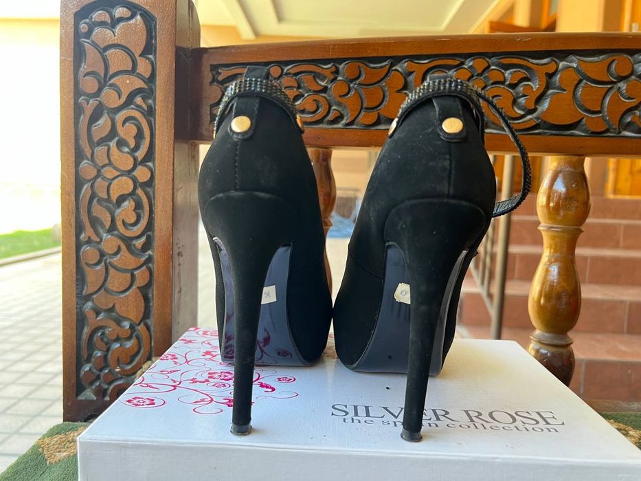 Qzil va qora tufli 1arotaba kiyilgan razmeri 38