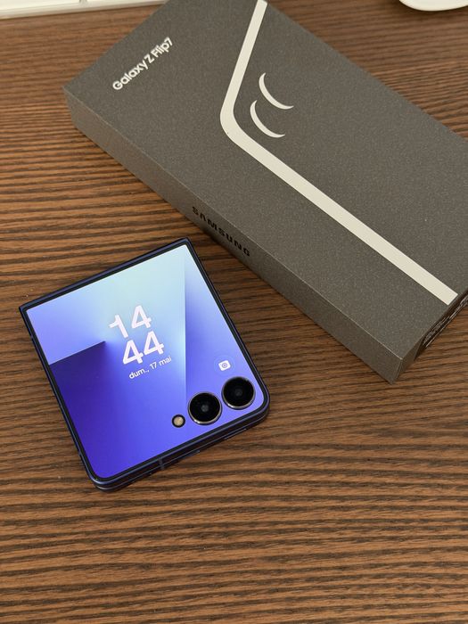 Samsung Z Flip7 / 256GB / Blue Shadow