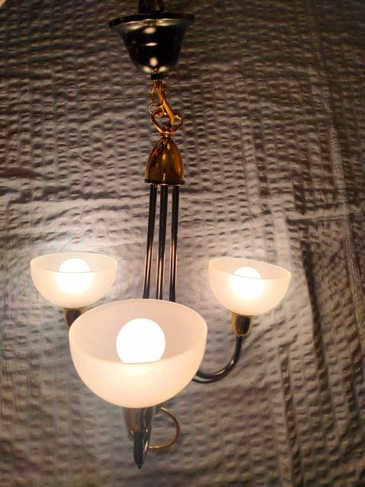 Люстра трехрожковая