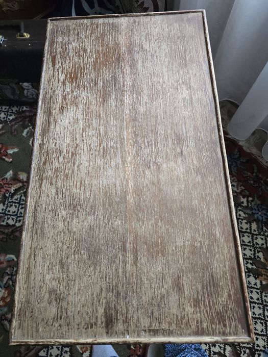 Măsuță veche din lemn masiv, rustică – ideală pentru restaurare sau decor