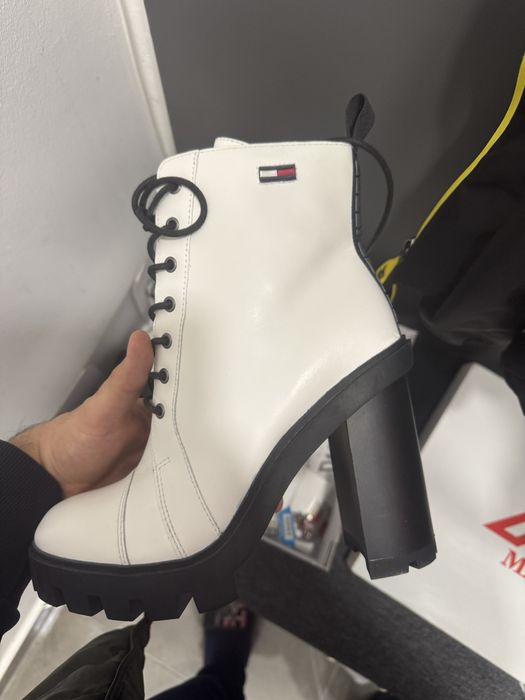 Зимни обувки висок ток TOMMY HILFIGER 39