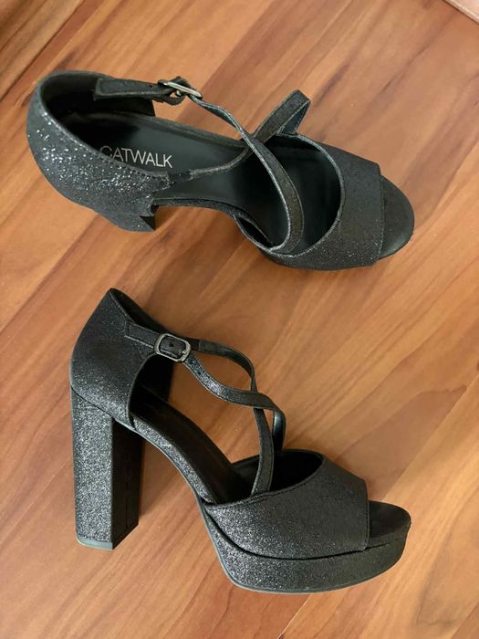 Черни сандали на ток