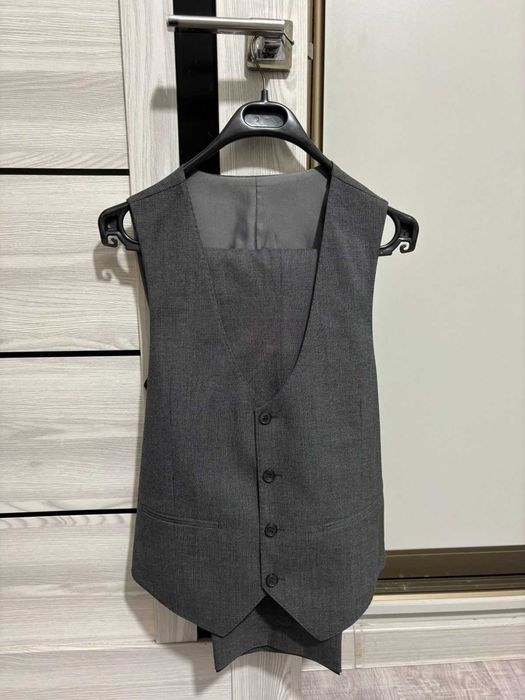 Продам костюмы разные