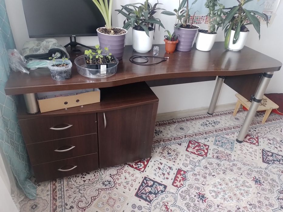 Столы, стулья, шкафы, парагенератор, диспенсер