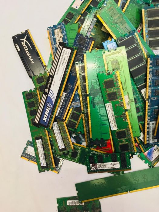 136 plăci RAM în stare excelentă, preț rezonabil și negociabil. Grăbeș