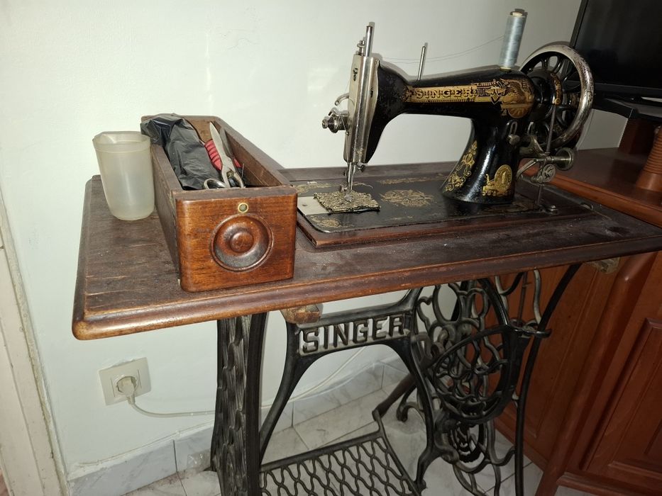 Singer Model 28 (1904 г.) – Работеща ретро шевна машина с оригинален шкаф и чугунена стойка