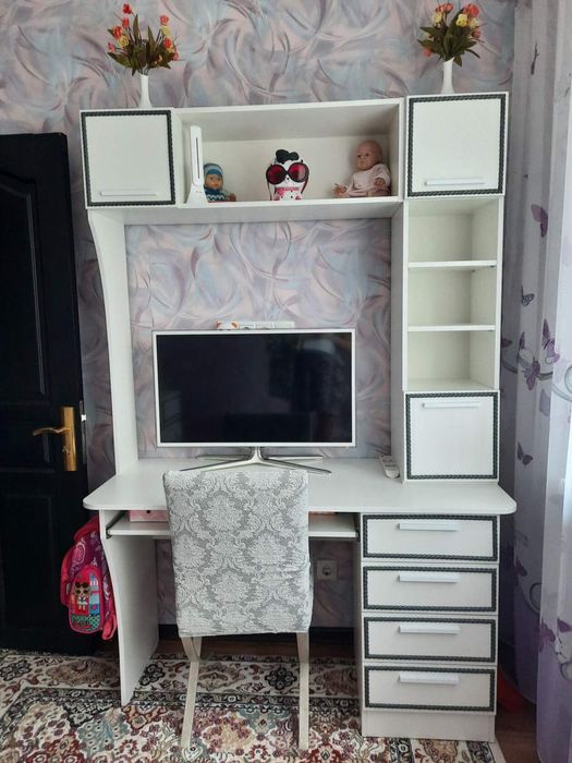 Компьютерный стол и комод для девочки
