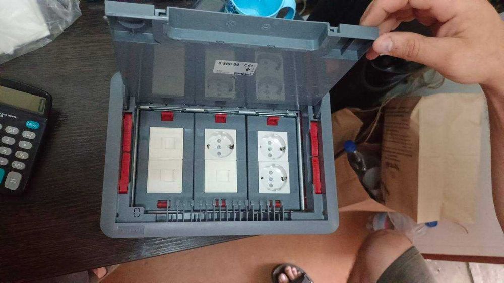 Напольная коробка ( для розеток ) на 12 модулей Legrand