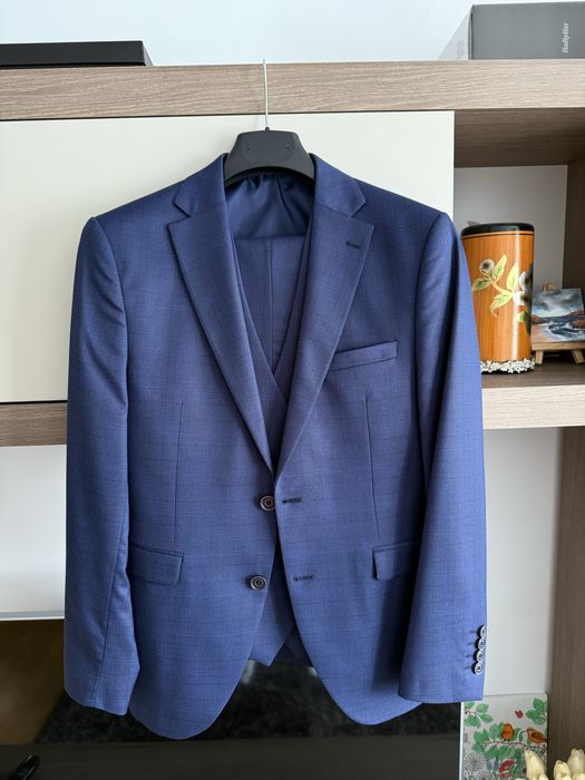 Costum elegant.