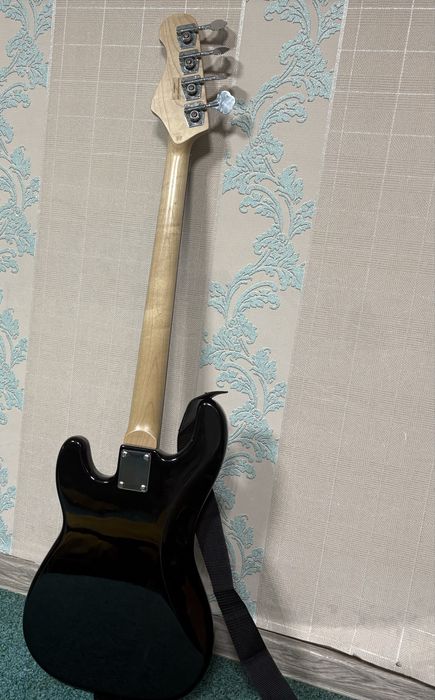 Срочно продам бас гитару и комбоусилителем