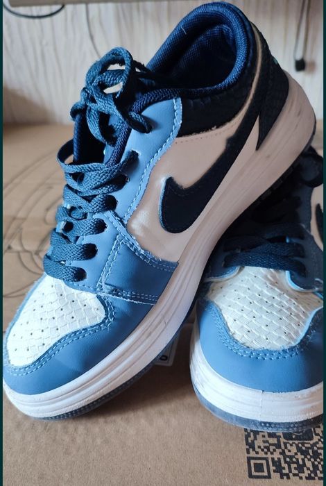 Продам кроссовки на мальчика.