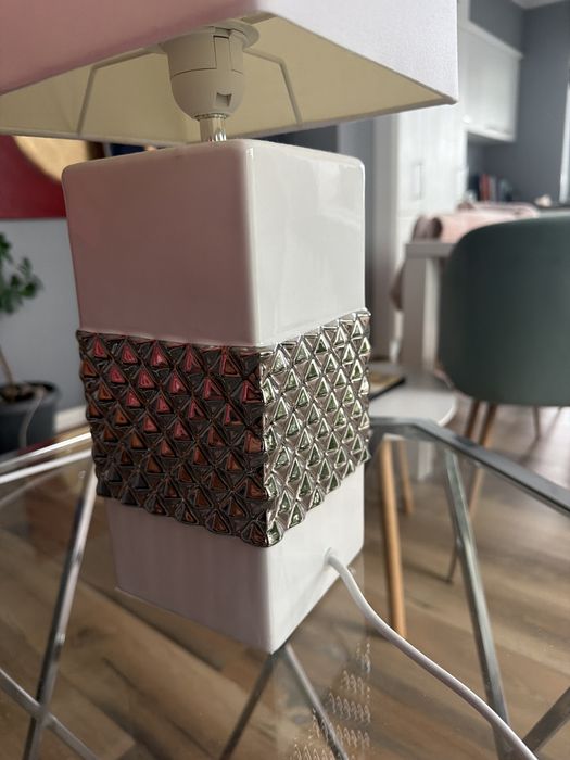 Veioză albă cu argintiu – elegantă, design modern