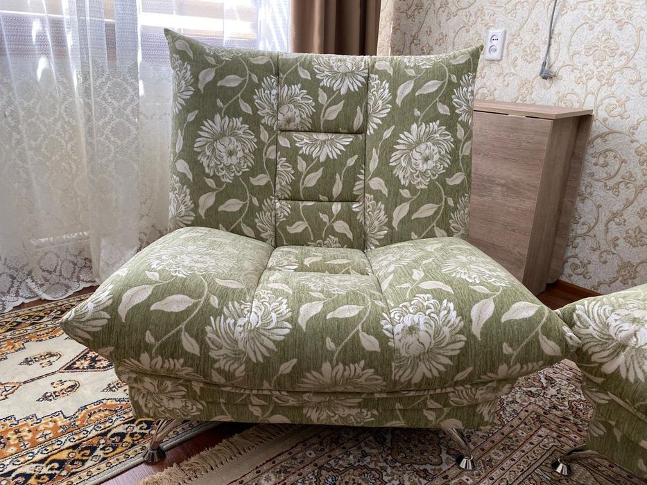 Диван с 2 креслами.  Натуральное дерево.