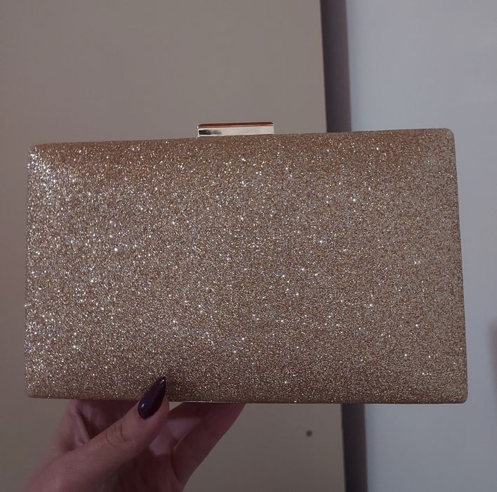 Елегантна златиста клъч чанта