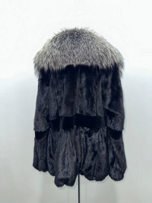 Скидка.Натуралтная норковая шуба с воротником из чернобурки