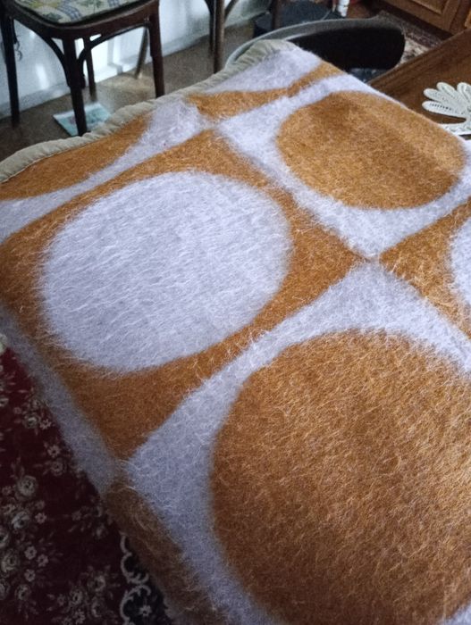 Pătură . Dimensiuni : 180 xl 220 cm .