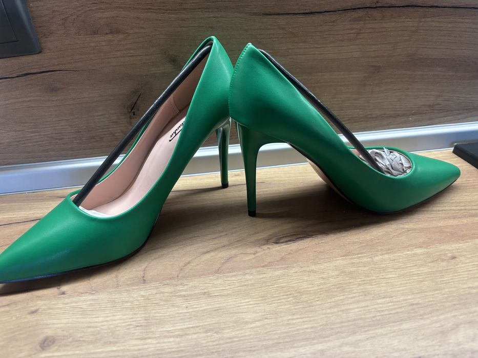 Зелени обувки на среден ток