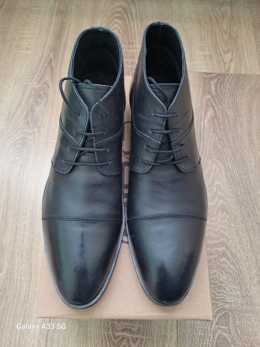 Vand ghete din piele naturala pentru bărbați. 
Mari