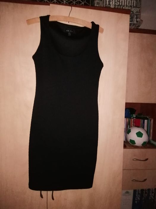 Rochie scurtă. negru