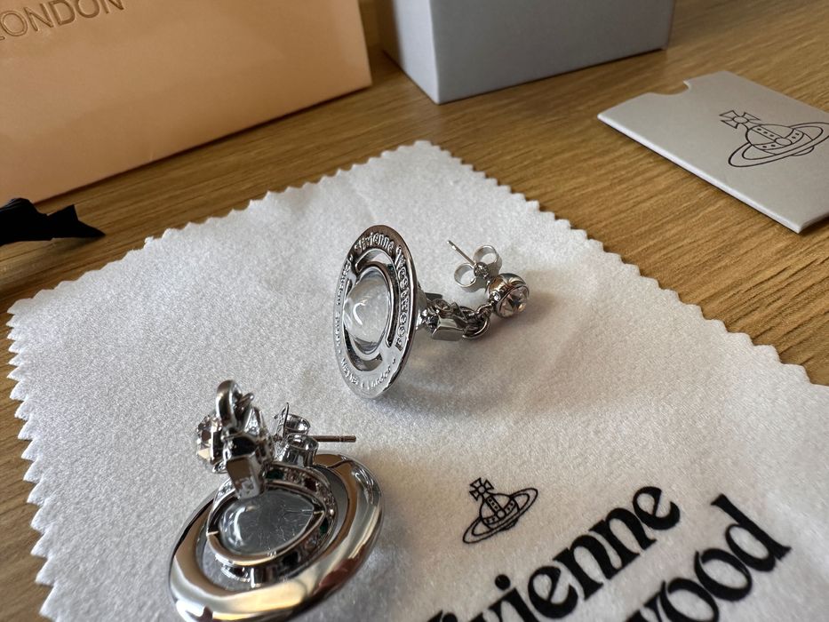 Cercei Vivienne Westwood ”world’s end orb”, bilă alba + argintiu mici